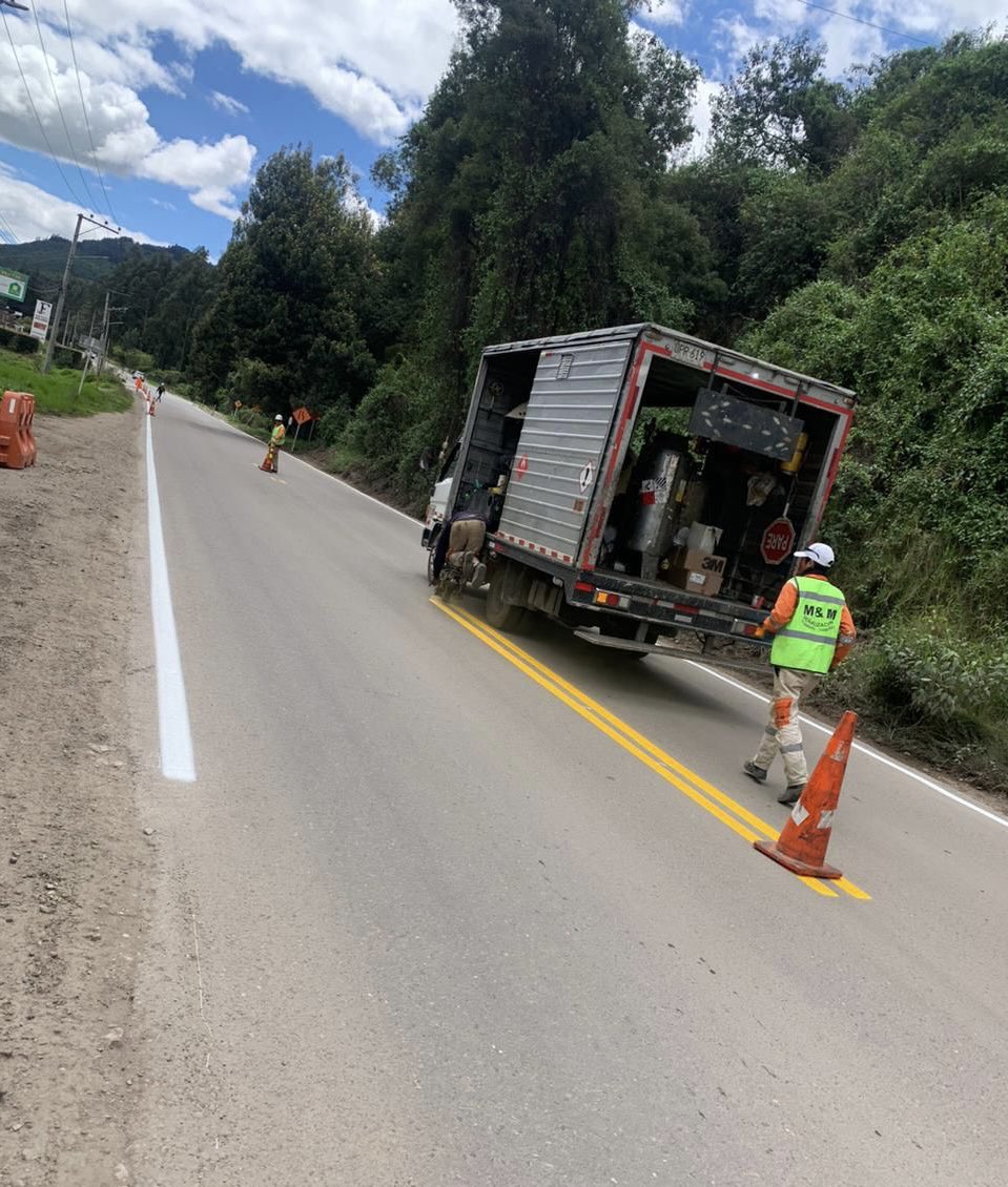 CundinamarcaGob's tweet photo. #FelizMiércoles☀️| En la vía Zipaquirá - Briceño, desde @ICCUGOB avanzamos con obras de drenaje y de contención, señalización horizontal e instalación de mezcla asfáltica. Con las #RutasParaElProgreso construimos las vías para una Cundinamarca más próspera. #Plan500 https://t.co/ANO3naBz8n
