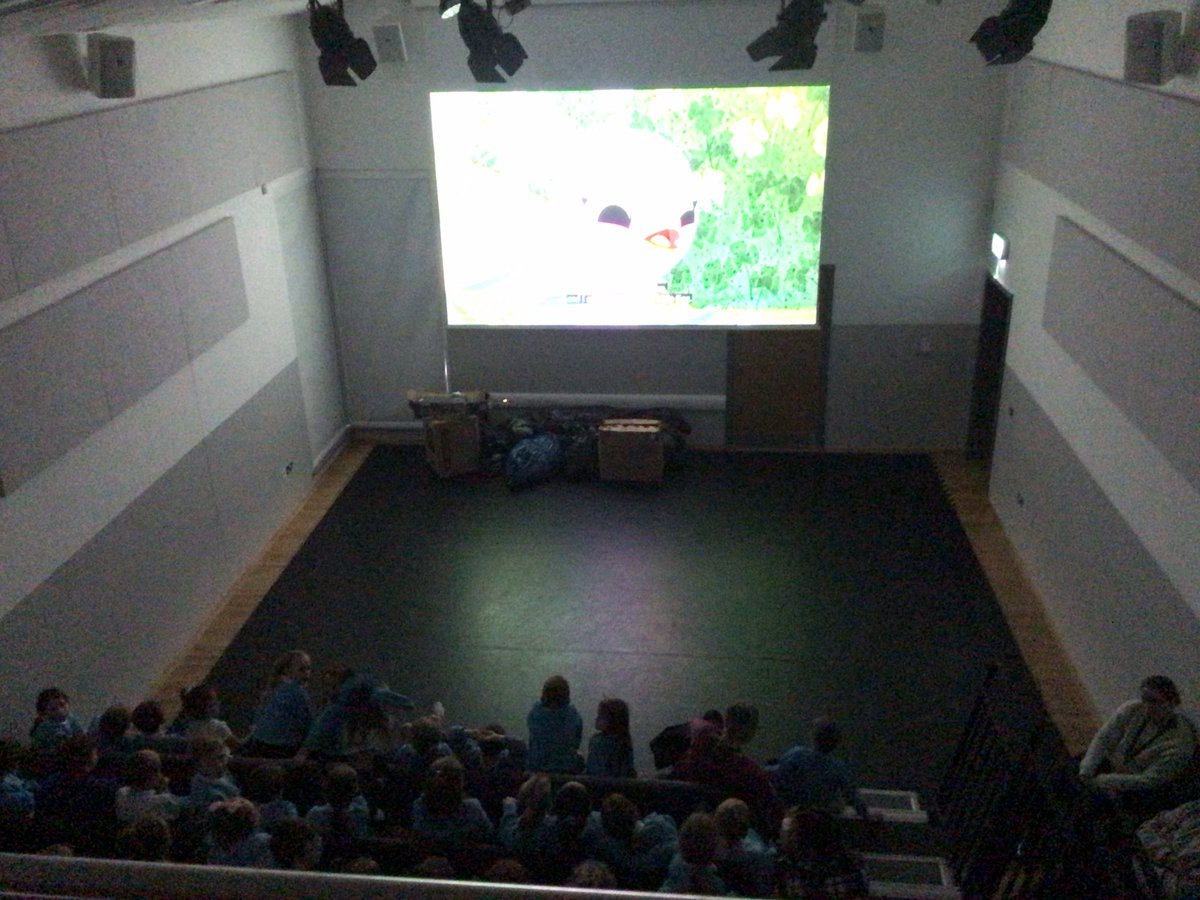 🐧 Puffin Rock agus Cairde Nua 🐧 We welcomed the children from Scoil na Fuiseoige to watch a screening of the new Puffin Rock agus Cairde Nua today. Go raibh maith agat to @FilmHubNI
