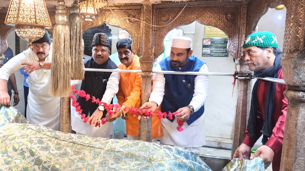 syedibrahimbabl's tweet photo. Today in #Hyderabad #Telangana visited the great shrine #Yusuf_Bawa Dargah during our #stateassemblyElection campaign in Minorities populated constituency along with my co-incharge for #snehsamvad abhiyan Shri. Raufuddin Kacheriwala and state president @BJPMinMorcha @BJP4Telangana shri. Afsar basha, state treasurer Shri. Rahmatullah.
 @BJP4India @blsanthosh @BJP4TamilNadu @JamalSiddiqui_ @annamalai_k