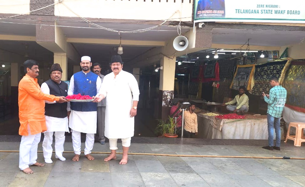 syedibrahimbabl's tweet photo. Today in #Hyderabad #Telangana visited the great shrine #Yusuf_Bawa Dargah during our #stateassemblyElection campaign in Minorities populated constituency along with my co-incharge for #snehsamvad abhiyan Shri. Raufuddin Kacheriwala and state president @BJPMinMorcha @BJP4Telangana shri. Afsar basha, state treasurer Shri. Rahmatullah.
 @BJP4India @blsanthosh @BJP4TamilNadu @JamalSiddiqui_ @annamalai_k