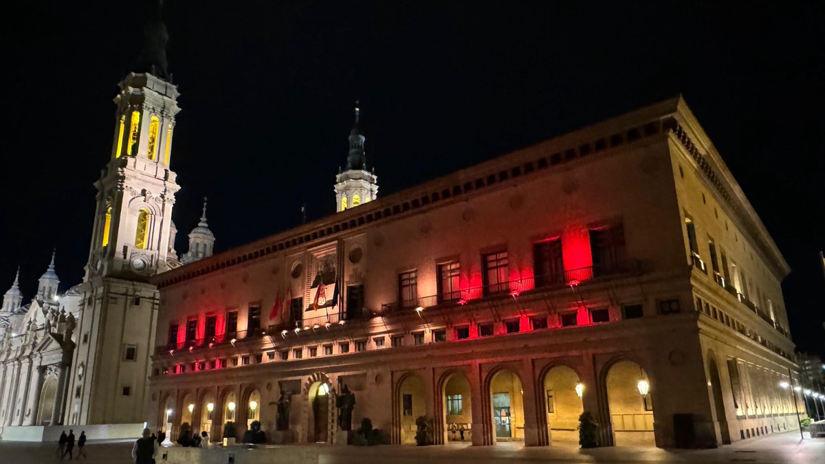 zaragoza_es's tweet photo. 🇪🇸Desde hoy, 15NOV, y hasta el próximo 10DIC, la Puerta del Carmen, el edificio del Ayuntamiento (Plaza del Pilar) y las fuentes de la ciudad se iluminan con los colores de la bandera de España en honor a la Constitución Española. https://t.co/jEyoCwQAD2
