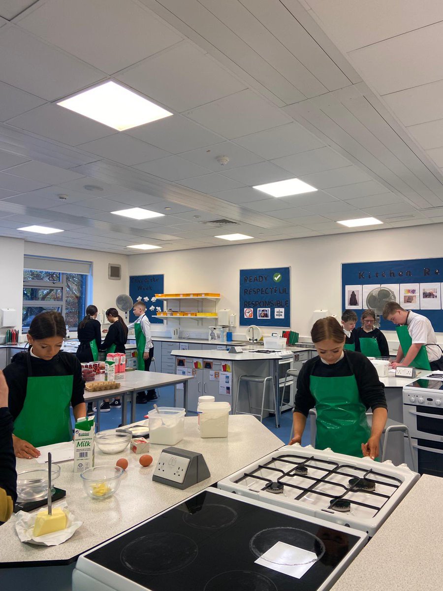LornshillEnt's tweet photo. What a great opportunity this morning! Thanks to staff from the @RoyalNavy supporting our pupils in their Ready Steady Cook challenge - huge thanks to all involved 👏🧑🏻‍🍳👨🏼‍🍳🥣🍰🍕 https://t.co/c3lh2Px2nS