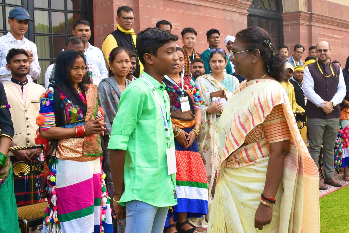 Sankala_India's tweet photo. Upon a call by the Hon’ble President, Smt. Droupadi Murmu, tribal artists visited @rashtrapatibhvn.

Facilitated by @ntca_india &amp; #SankalaFoundation, this visit not only breathed life into their artistic talents but also opened doors to possibilities that may have seemed distant. https://t.co/plMypcqxt3