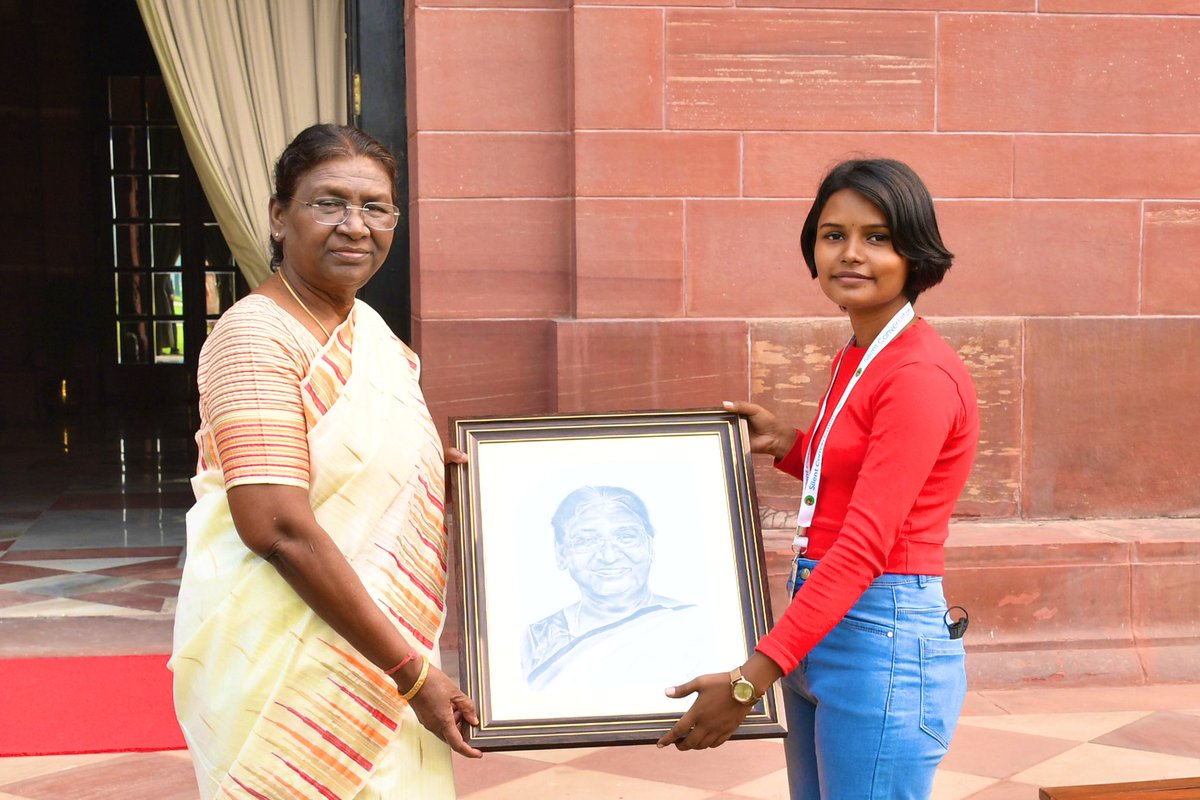Sankala_India's tweet photo. Upon a call by the Hon’ble President, Smt. Droupadi Murmu, tribal artists visited @rashtrapatibhvn.

Facilitated by @ntca_india &amp; #SankalaFoundation, this visit not only breathed life into their artistic talents but also opened doors to possibilities that may have seemed distant. https://t.co/plMypcqxt3