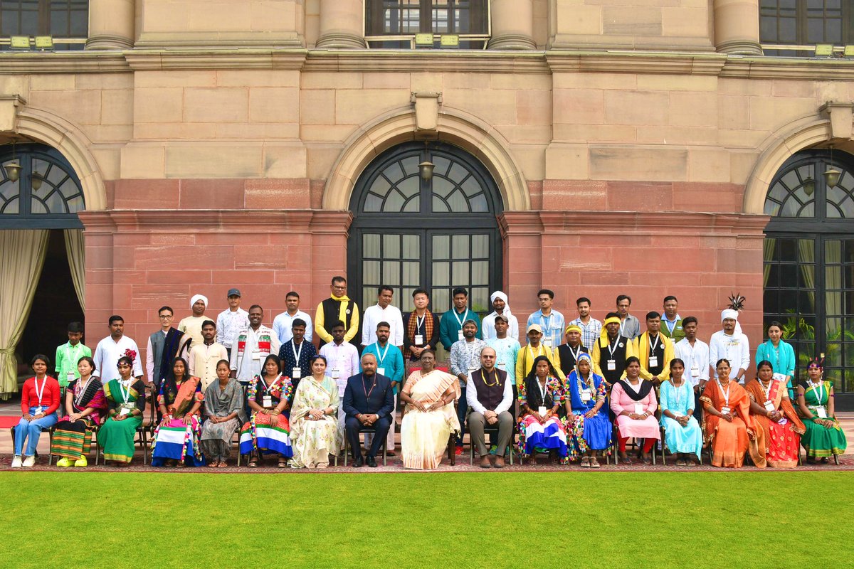 Sankala_India's tweet photo. Upon a call by the Hon’ble President, Smt. Droupadi Murmu, tribal artists visited @rashtrapatibhvn.

Facilitated by @ntca_india &amp; #SankalaFoundation, this visit not only breathed life into their artistic talents but also opened doors to possibilities that may have seemed distant. https://t.co/plMypcqxt3