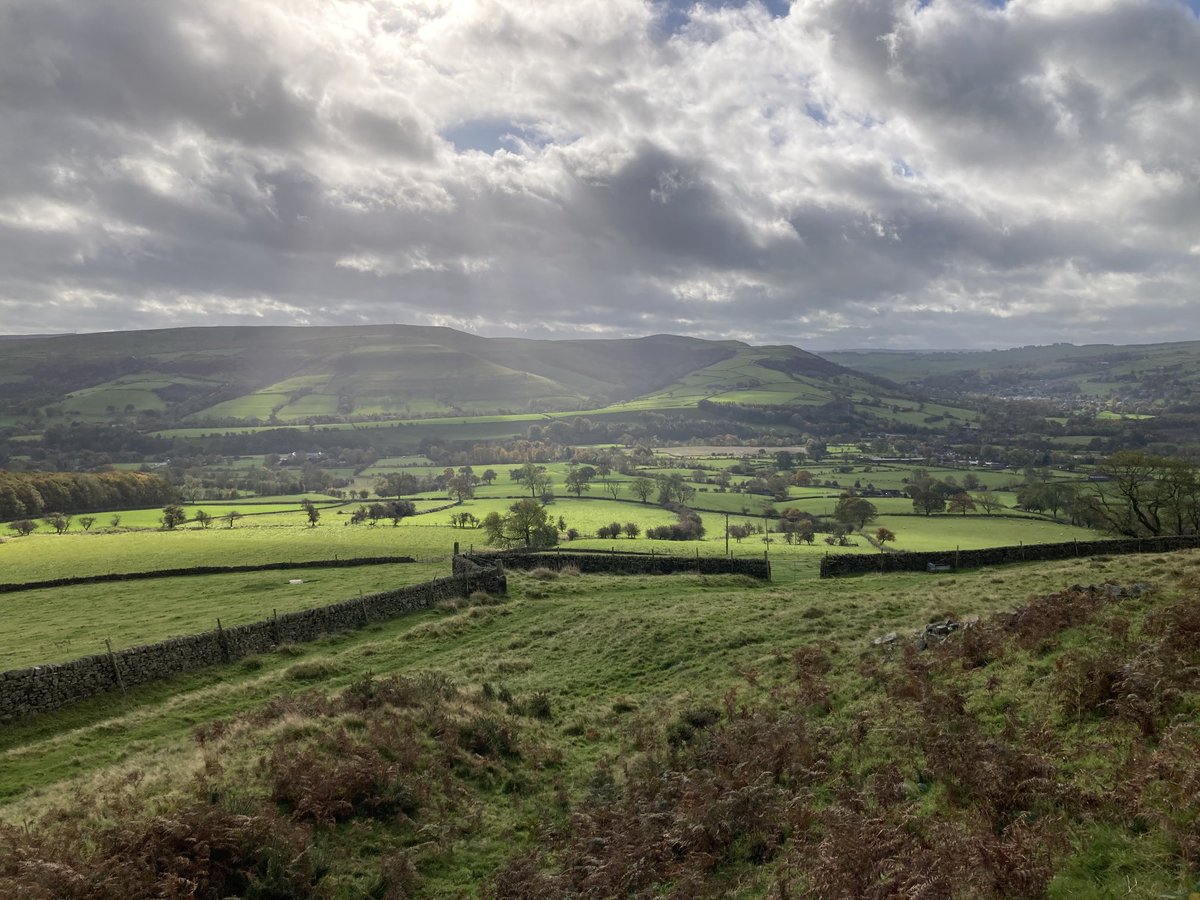 Wonderful #WallsOnWednesday heading up to Win Hill the other week. Lovely views back towards Hope 💚