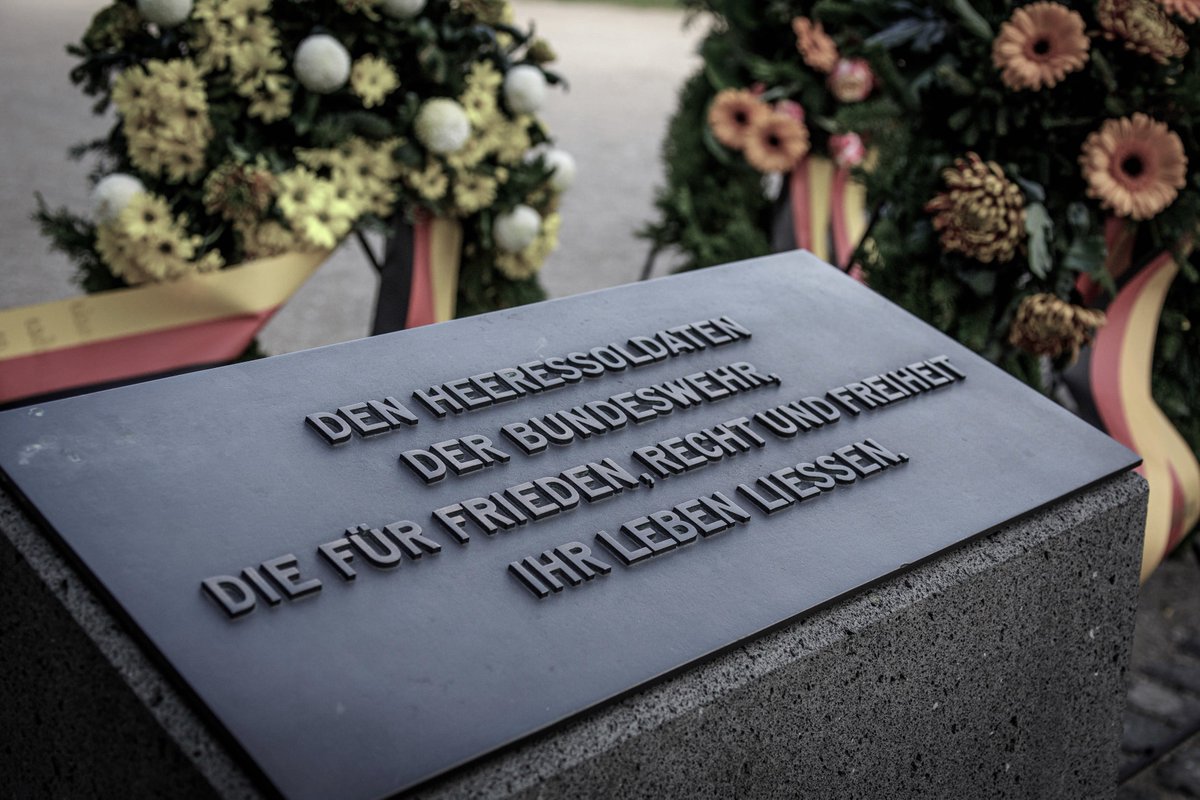 Inspekteur_Heer's tweet photo. Am heutigen #Volkstrauertag gedenken wir aller Weltkriegsopfer und trauern um die #Gefallenen und Angehörigen der Bundeswehr, die in den Einsätzen oder beim Dienst in der Heimat ihr Leben verloren haben! #DasHeerVergisstNicht #RuhetInFrieden https://t.co/kZ1pLSRJa3