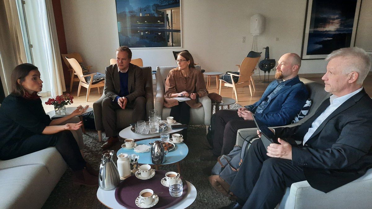 Keskustelemassa ilmastoasioista Suomen Ranskan suurlähetystön ulkoasiainsihteeri Oona Hulmin kanssa. #hiilestäkiinni ⁦#justtransition @Akatemia_STN⁩ ⁦@PTTfi⁩ ⁦@matiasrock86⁩ ⁦@AnneTolvanen⁩ ⁦@MPohjola⁩ Birgitta Vainio-Mattila