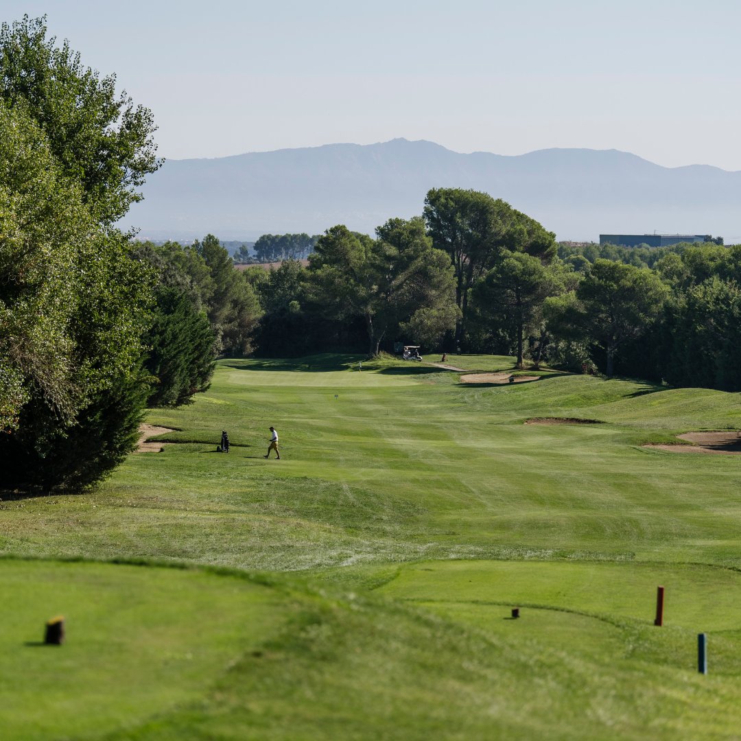 Discover a genuine paradise for golfers 💚 @torremironagolf not only offers a place to relax and unwind in its 4-star hotel, it also invites you to enjoy special offers and packs to play your favorite sport 🏌🏽 #Golf #GolfCostaBrava