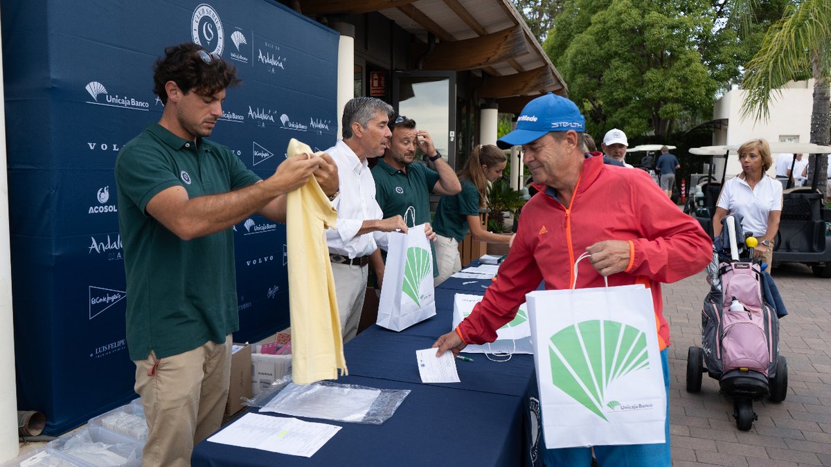clubseriesgolf's tweet image. Silbon es sinónimo de único, moderno, elegante, moda, tendencia, diferente. Unos valores con los que nos identificamos 100%, por eso nos visten en cada torneo y están presentes en el welcome pack de los jugadores.

#golftime #golflovers #golfcourse #silbon #silbonesmoda