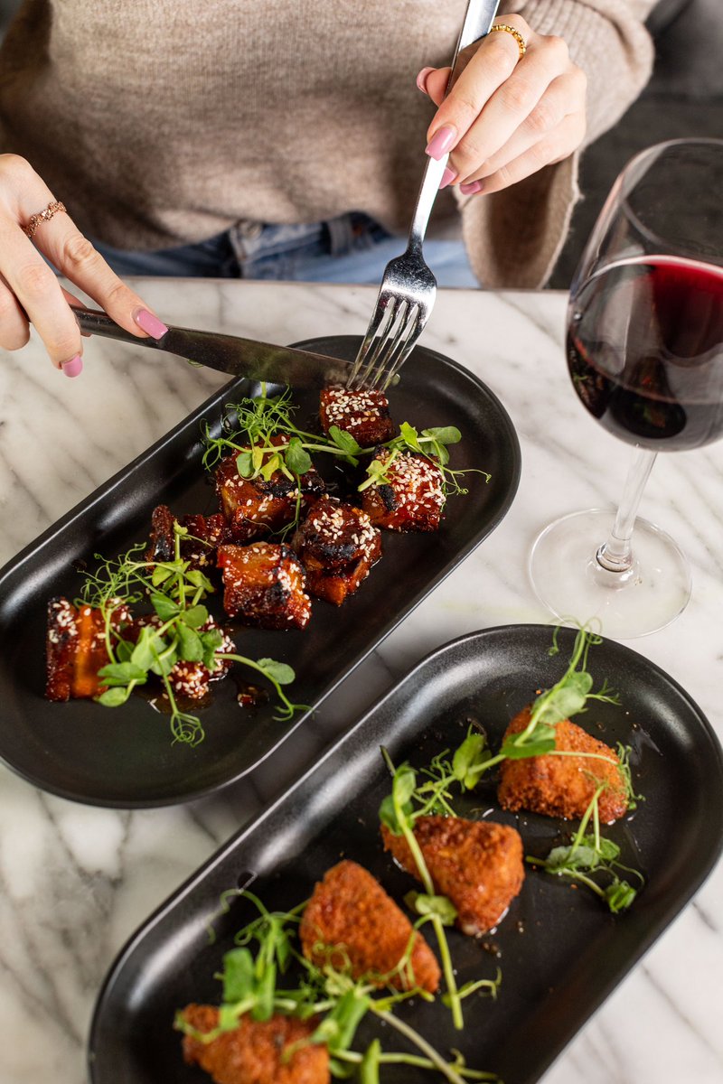 Our small bites are perfect to share over some cocktails with friends🍹 This is our Pork belly bites and Brie bites 👨🏻‍🍳