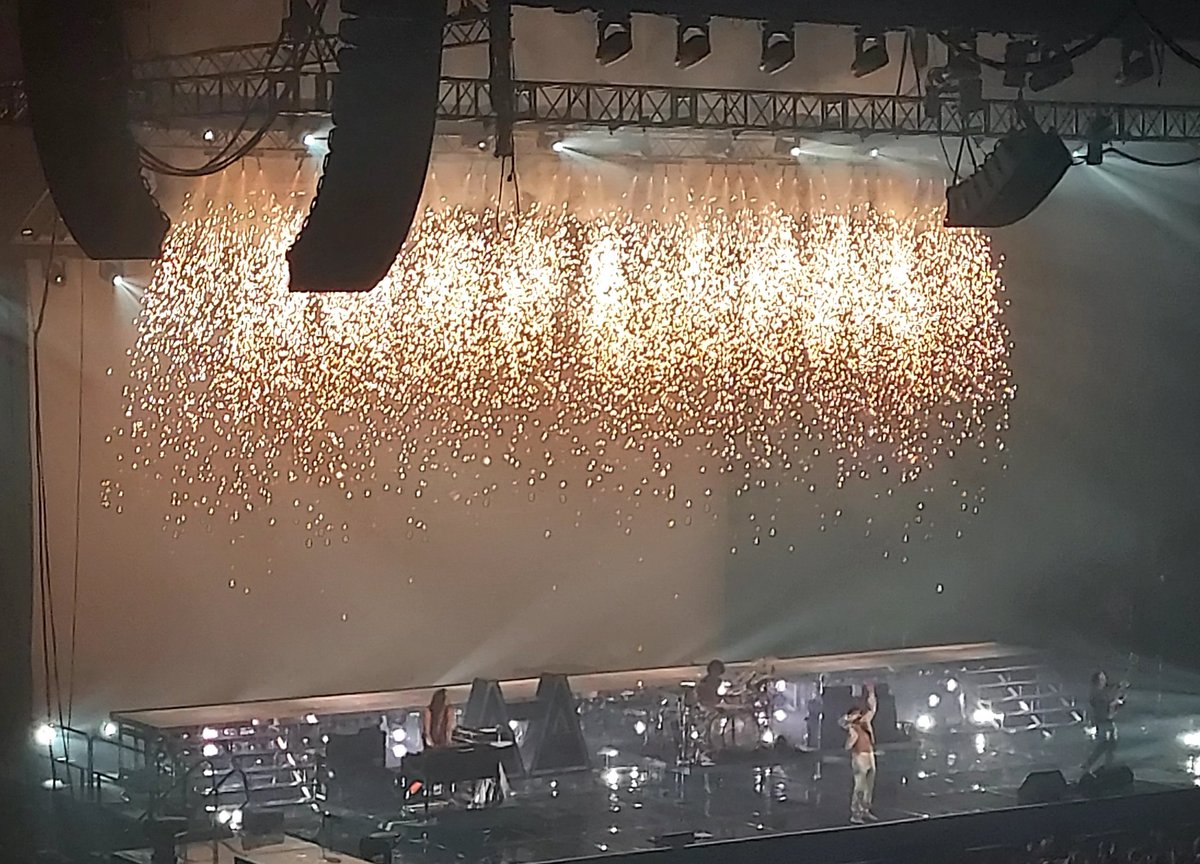 StElsewhereSra's tweet photo. An energetic, indulgent master class from @GretaVanFleet at the @OVOArena last night. The best part of a 2hr set full of solo's, strutting and screaming, covering songs from all three albums, accompanied by fire and pyrotechnics.
A proper rock show, absolute entertainment. https://t.co/KV0CXKcFbG