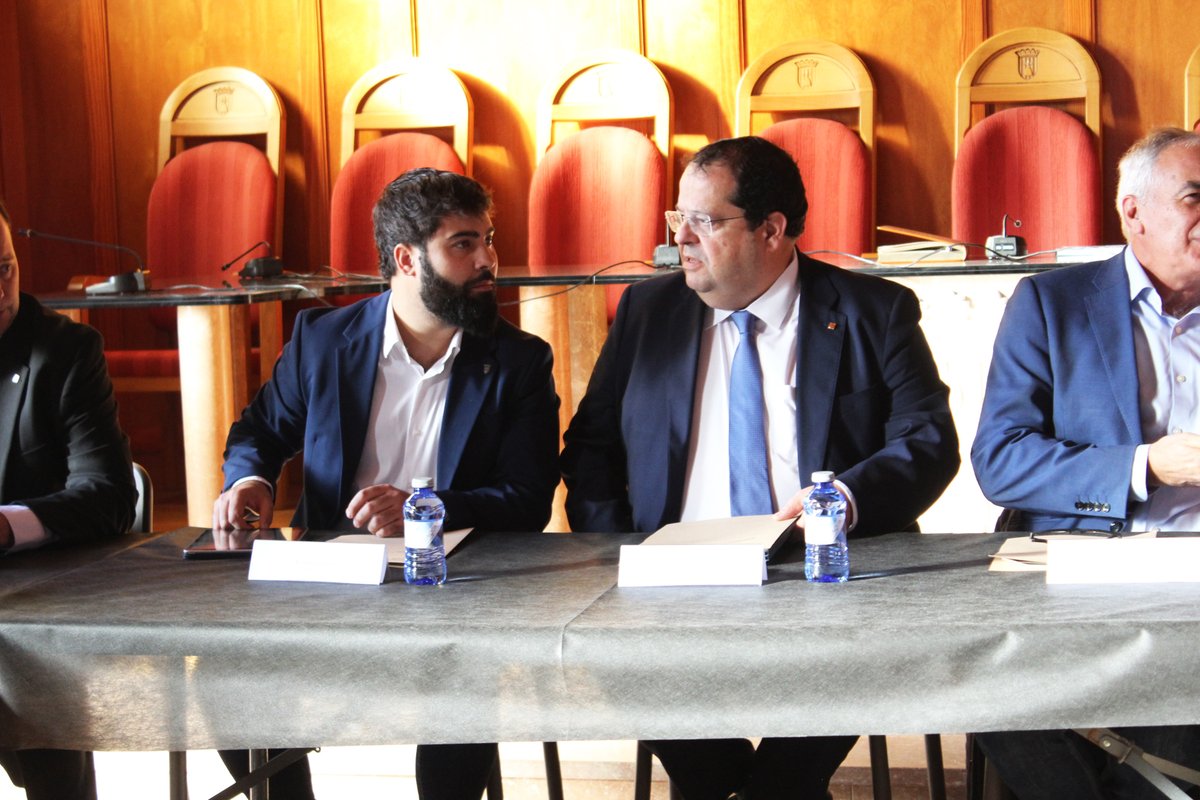 ajmontblanc's tweet photo. Montblanc ha celebrat aquest dimecres la Junta Local de Seguretat presidida pel conseller de @interiorcat @joanignasielena i l'alcalde de @ajmontblanc @oriolpallisso https://t.co/V8acr7A1iG