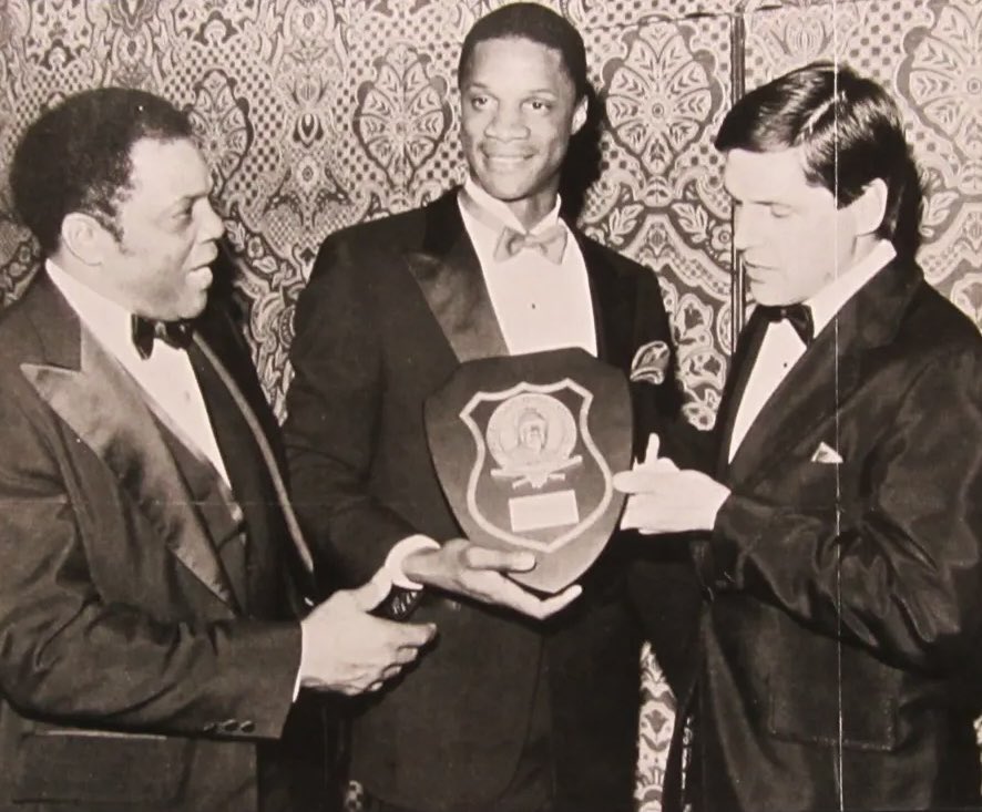 1983 NL Rookie of the Year Darryl Strawberry of the New York Mets holding his award with baseball legends Willie Mays and Tom Seaver by his side. #DarrylStrawberry #LGM #NewYorkMets #Mets #NewYork #baseball #WillieMays #TomSeaver
