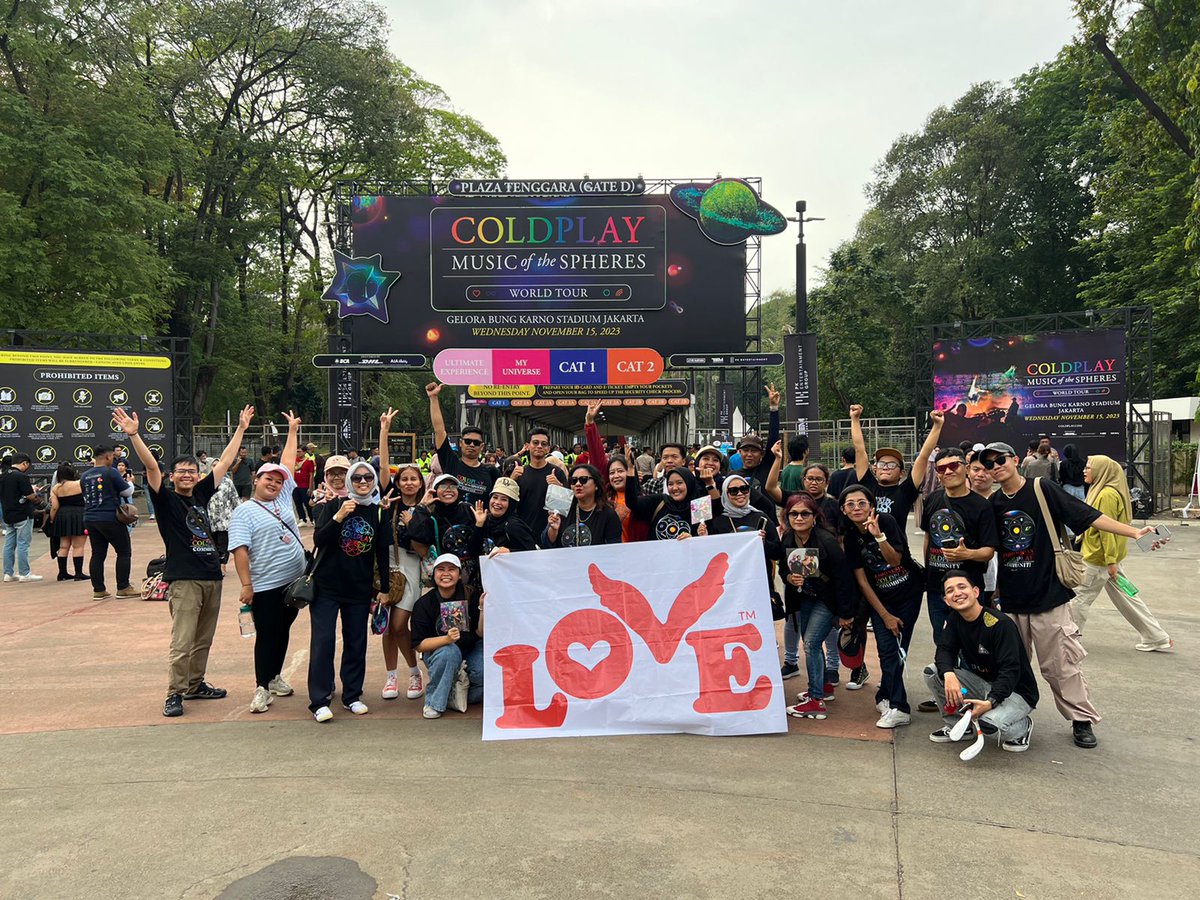 riaayupus's tweet photo. Love this moment #ColdplayInJakarta #ColdplayJakarta https://t.co/IoiI2dqcrn