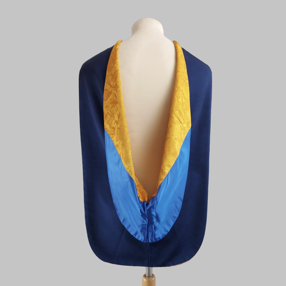 burgonsoc's tweet photo. Congratulations to everyone graduating at @AngliaRuskin University this week! 🎉🎓

From our Archive, here’s an ARU diploma hood: [a1] shape in dark blue lined with gold ‘cloister’ pattern damask, tipped with mid-blue silk #ARUgrad #ARUproud https://t.co/D8gBqiMaEO