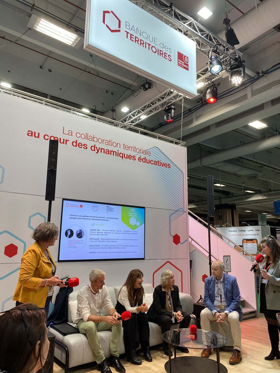 #EducatechExpo Table ronde #TNE sur le stand <a href="/BanqueDesTerr/">Banque des Territoires</a> avec <a href="/Edu_Num/">Éducation Numérique</a> et notamment <a href="/sbrncaliaros/">Sabrina Caliaros</a> <a href="/IsabelleRoos13/">Roos</a> : la gouvernance partagée État - collectivité, co construction et dialogue