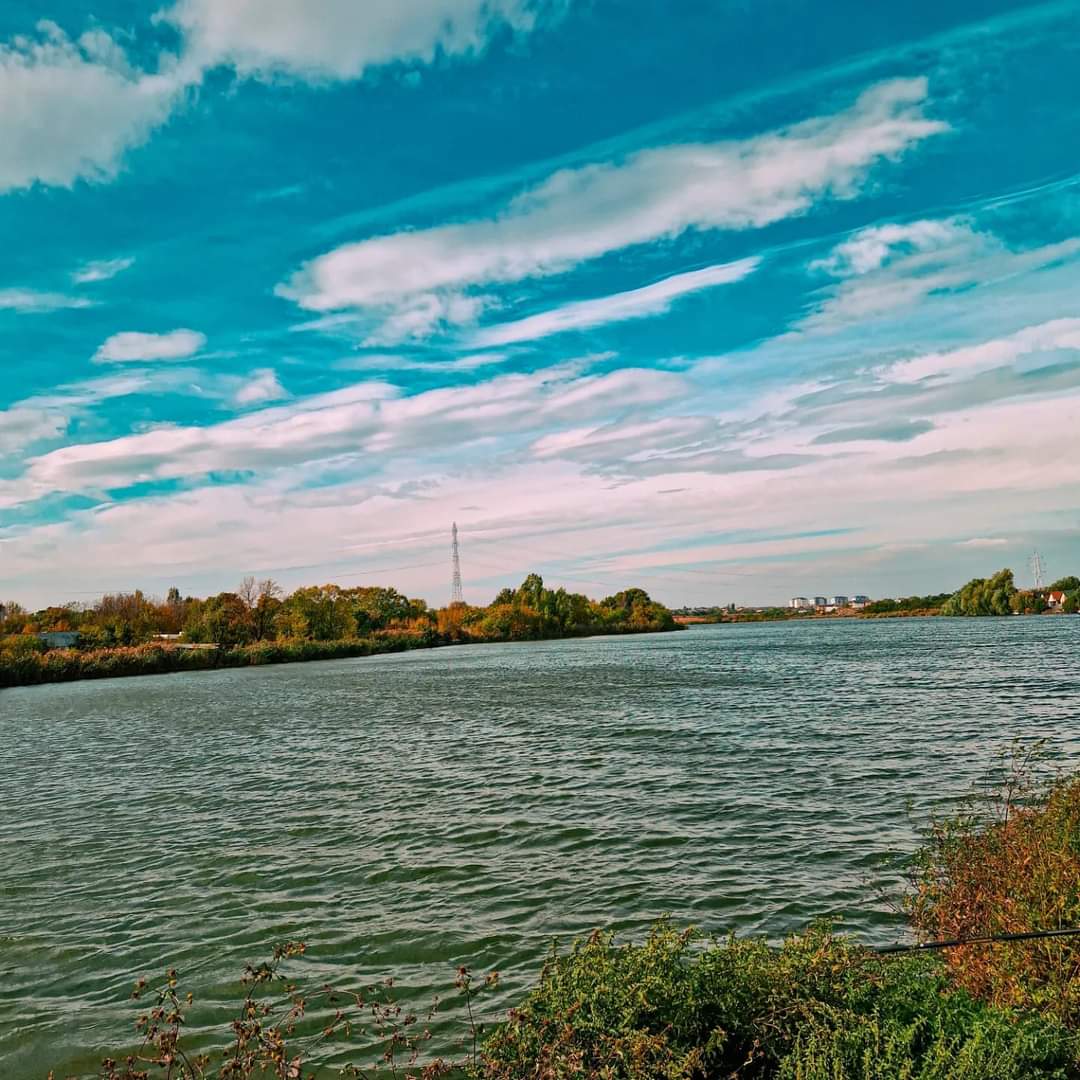 Travel_2Romania's tweet photo. 📍Lacul Dobroești #Bucuresti
O plimbare cu peripeții din cauza vremii,pe Insula #Dobroești.
#sportswater #lake #adventure #naturelovers 
#Bucharest #bucharestevents  #bucharestmyhome 
📷 Hoinaria
#TraveltoRomania https://t.co/1kWbrRrPLi