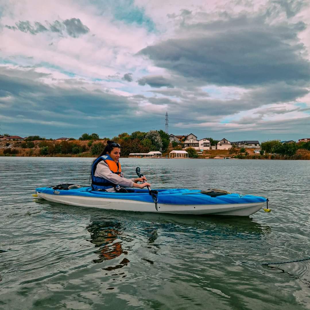 Travel_2Romania's tweet photo. 📍Lacul Dobroești #Bucuresti
O plimbare cu peripeții din cauza vremii,pe Insula #Dobroești.
#sportswater #lake #adventure #naturelovers 
#Bucharest #bucharestevents  #bucharestmyhome 
📷 Hoinaria
#TraveltoRomania https://t.co/1kWbrRrPLi