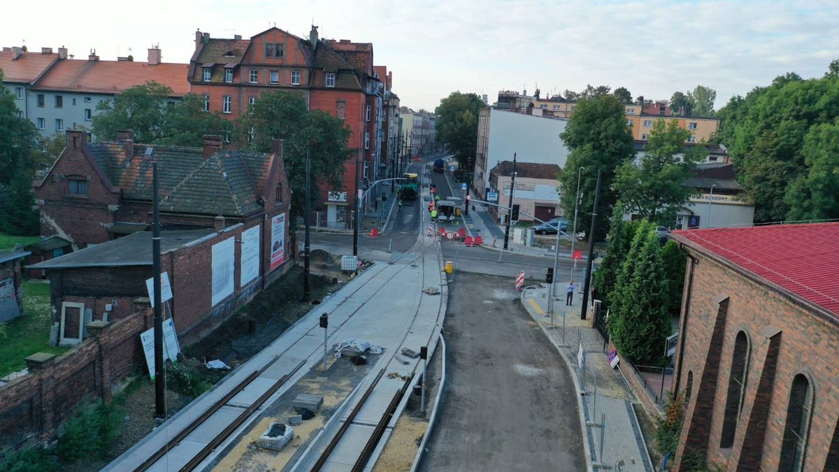kzncontrack's tweet photo. Po naszym prefabrykacie już jeździ tramwaj! I całkiem dobrze sobie radzi. :) 
Pierwszy prefabrykowany w technologii CONTRACK rozjazd w Polsce został zabudowany na ulicy Powstańców Śląskich i jest już w użyciu. 📷 https://t.co/VZ6il113FM