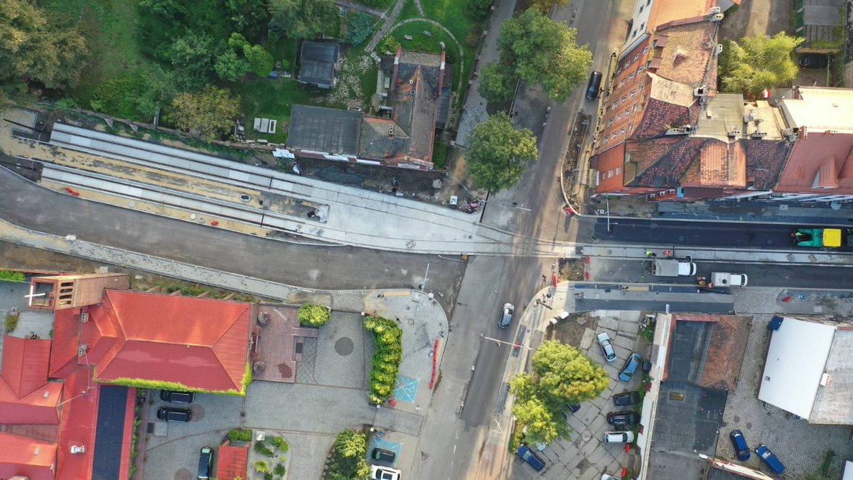kzncontrack's tweet photo. Po naszym prefabrykacie już jeździ tramwaj! I całkiem dobrze sobie radzi. :) 
Pierwszy prefabrykowany w technologii CONTRACK rozjazd w Polsce został zabudowany na ulicy Powstańców Śląskich i jest już w użyciu. 📷 https://t.co/VZ6il113FM