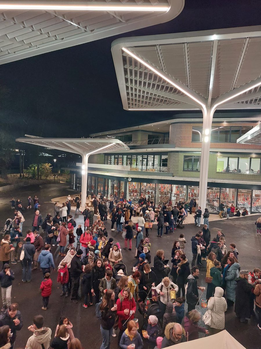 L’école franco-allemande fête « Sankt Martin » : les élèves du CP au CM1 et leur famille ont chanté des comptines traditionnelles et défilé avec leur lampion ce mardi 14 novembre dans le respects des traditions culturelles. Une soirée conviviale autour du feu de la St Martin.