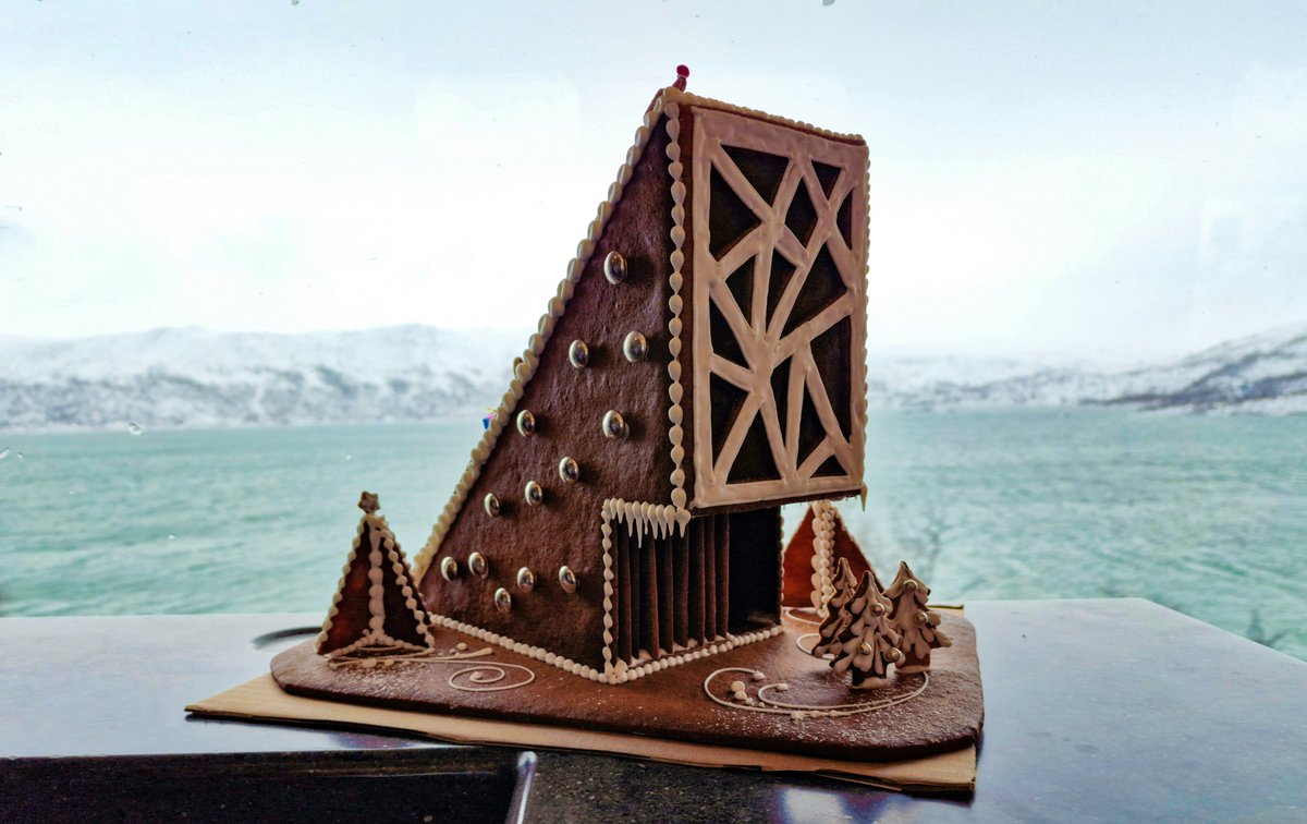 Det er virkelig et flott hus <a href="/snohetta/">Snøhetta</a> har tegnet for mennesker på flukt. Snakker vi om pepperkakehusenes svar på Den norske opera og ballett? Jeg bare spør😇

Bli inspirert og kjøp pakke eller malen: flyktninghjelpen.no/pepperkakehus
