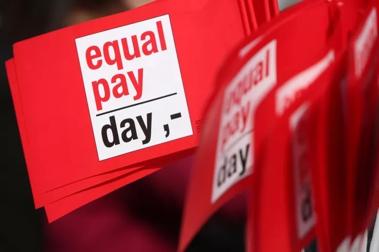Sinds gisteren (Equal Pay Day) werken we als vrouwen weer de rest van het jaar voor nop. De loonkloof slinkt tergend langzaam.