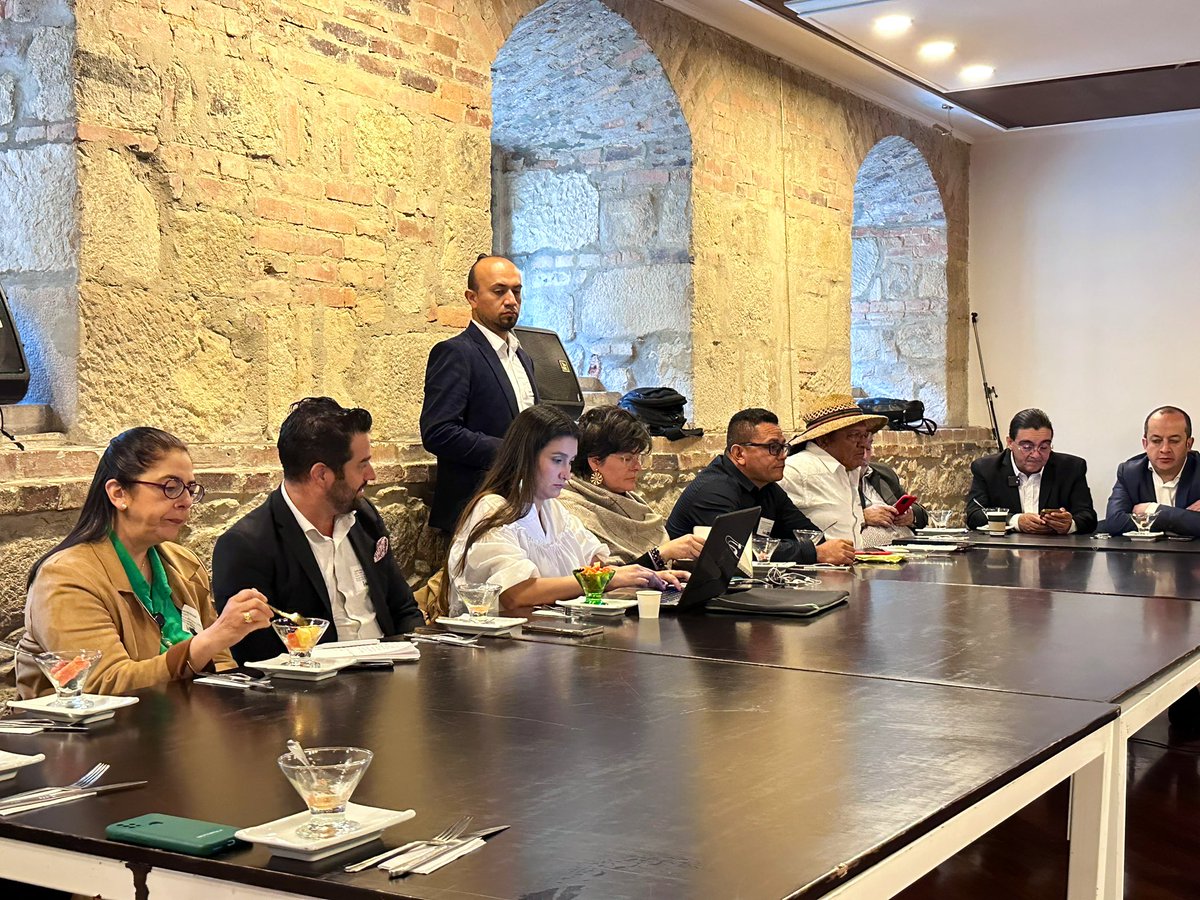 SandraComunes's tweet photo. Escuchando a los diferentes gremios de transporte de carga. Este Congreso y este Gobierno está con Colombia. Buscaremos sin descansado alternativas que mitiguen los impactos que algunas alzas generan a estos gremios que aportan a la economía del país. https://t.co/c4V8tyDQFy