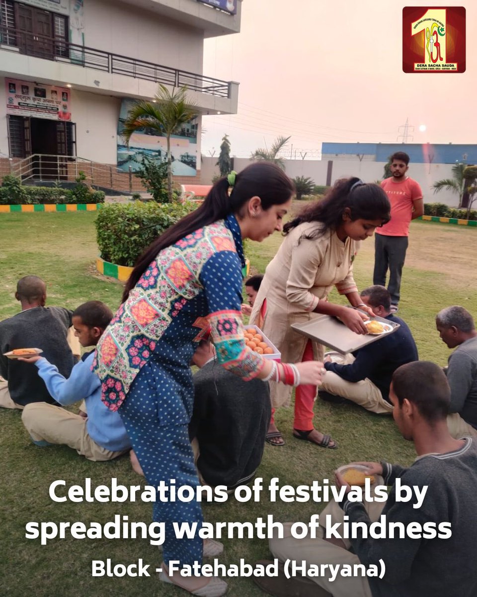 DSSNewsUpdates's tweet photo. Amidst the gentle glow of festivites🎉, #DeraSachaSauda volunteers brought the warmth of the festival to the hearts of senior citizens at an orphanage in Fatehabad. Together, they turned sparks into smiles, reminding us that no one should be alone on a day of joy. #FestiveVibes #Kindness #ElderlyCare