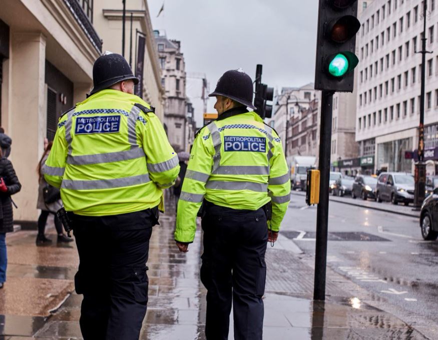 MPSNewham's tweet photo. #Streetrobbery
📱Keep your mobile phone and valuables out of sight. If you’re using your phone, it’s more likely to be snatched from your hand as you’re not paying attention to your surroundings, so look around you.
For more information ⬇️📱
https://t.co/QXBnLokj8x https://t.co/RwcnMfd5CQ