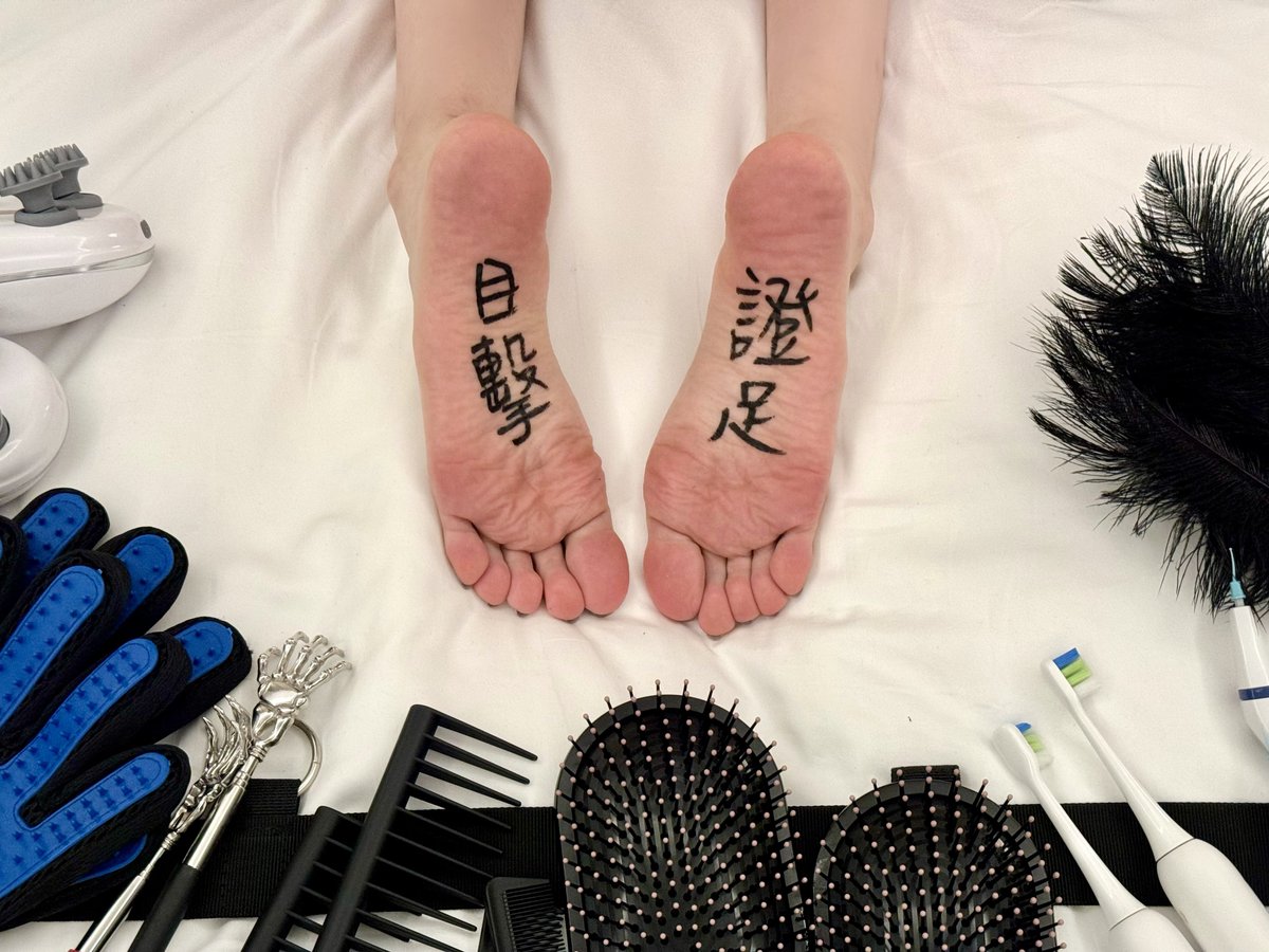 TicklerQ's tweet photo. 布置刑房的乐趣，
不就在于一件件摆出所有刑具，
一边观察模特从好奇到害怕的全过程。

所以我们该从哪件开始？
受害人@xiaoyi618

P.S. 这张冷脸崩溃得很快很惨 https://t.co/pn2wJutGuc