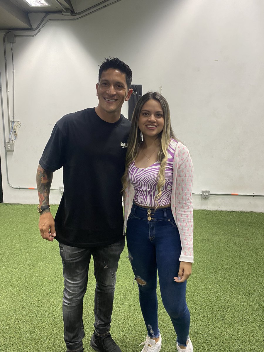 LManuela10's tweet photo. La foto pa’ enmarcar con el campeón de América. 

@Germancanoofi ¡Te queremos mucho! ❤️💙

 #110AñosDeHistorias https://t.co/HGtrAnZ9BN