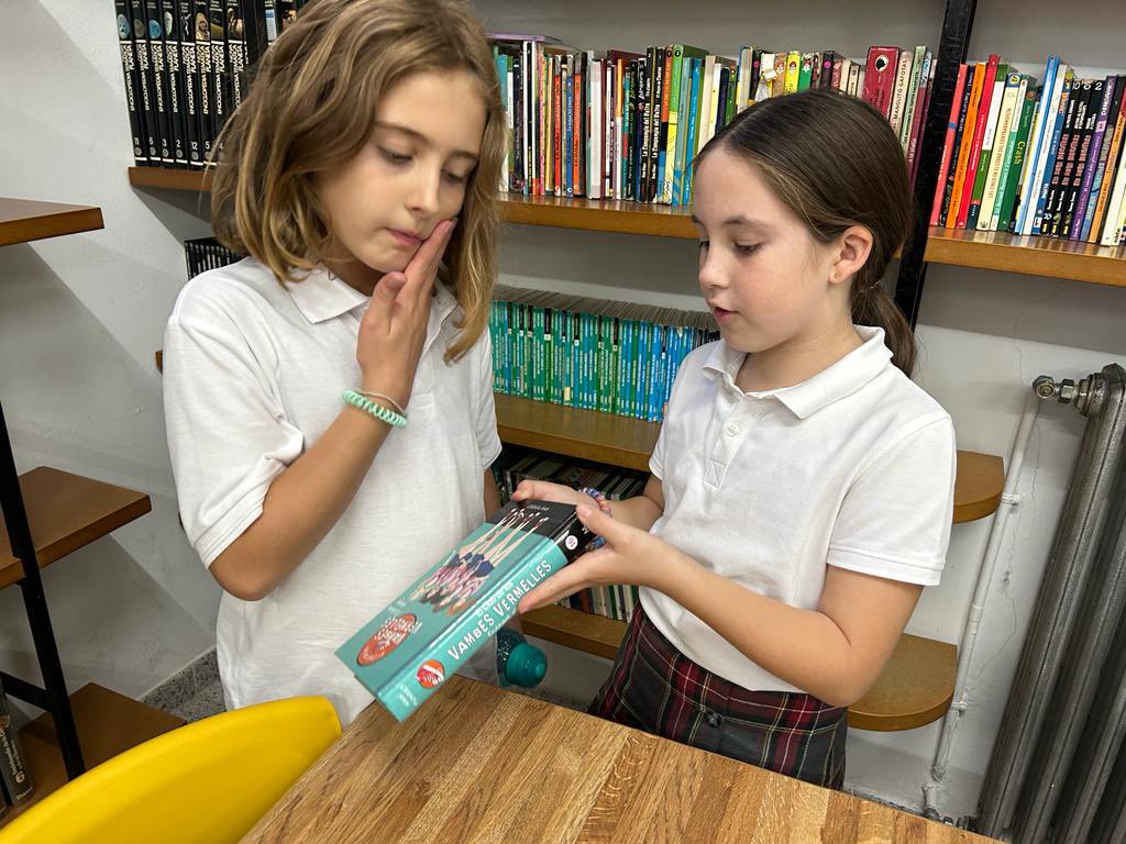 manyanetblanes's tweet image. Fem us de la biblioteca escolar. Als alumnes de #3rEP i #4tEP ens agrada anar a buscar un llibre u compartir amb companys/es les nostres lectures. #bibliotecaescolar #blanes #lectura #josocmanyanet