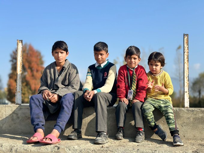 Safiyam49937636's tweet photo. Childhood memories: the vibrant rainbows of life! 🌈📷 #CherishedMoments
#ThrowbackJoy
#Kashmir https://t.co/JXrxnj6mX3