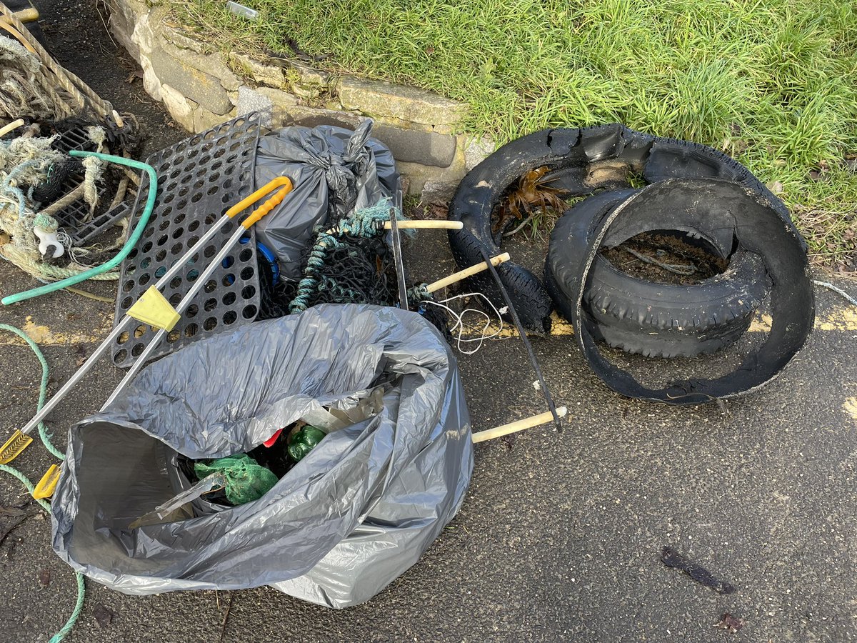Dave_Dixon1's tweet photo. Bigger tides at #marsdenbay brought a new influx of #rubbish #plasticpollution #ghostgear #tyres took 25.68kg away pushed a big tyre above the strand line for later
The #beach was quiet but did get a thankyou from a passer by 😊
#lovewheryoulive
@KeepBritainTidy
@CarbonKiss https://t.co/RjW8RN8Ilr