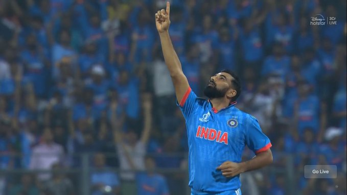 🔥 Sensational Shami continues to dazzle! Another wicket down, this time it's Rachin Ravindra. Shami's brilliance on full display! 🏏💪 #ShamiMagic #BowlingMaestro #INDvsNZ