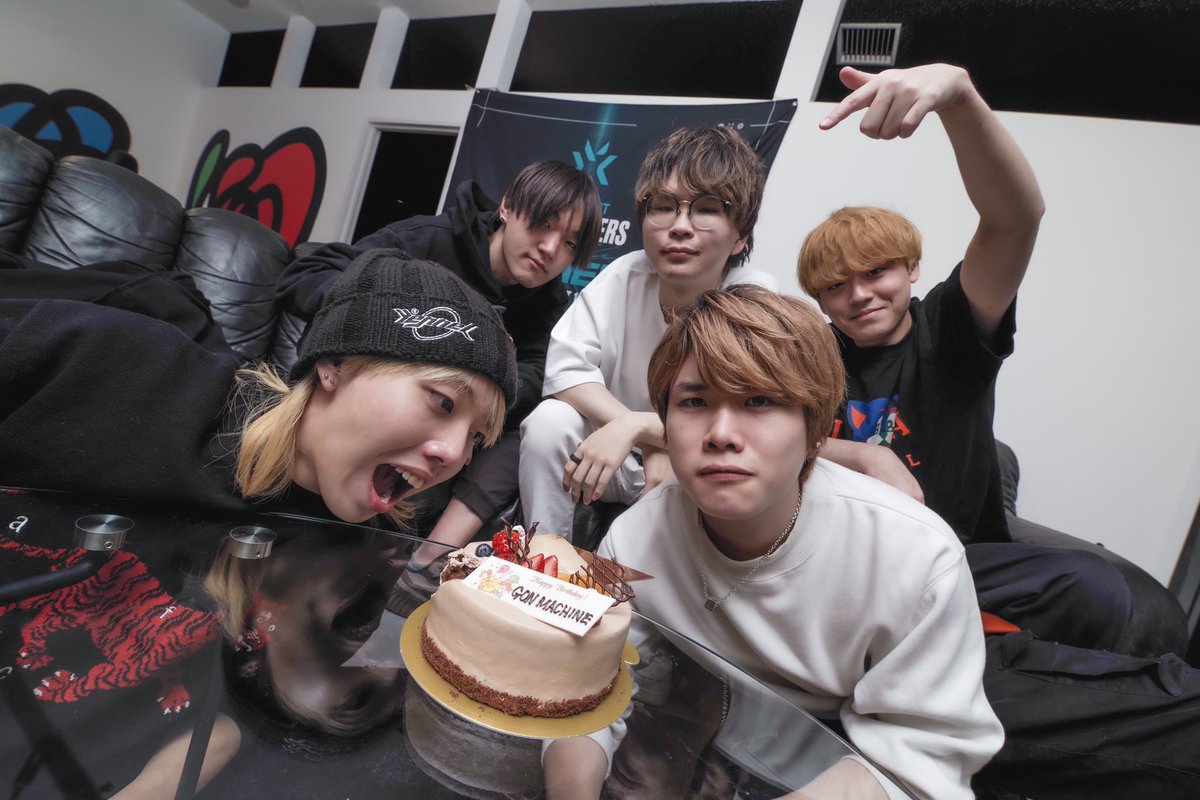 gonsan_vl's tweet photo. FLのみんながお祝いしてくれた‼️
ウッヒョ〜‼️ https://t.co/9fOQImAHOu