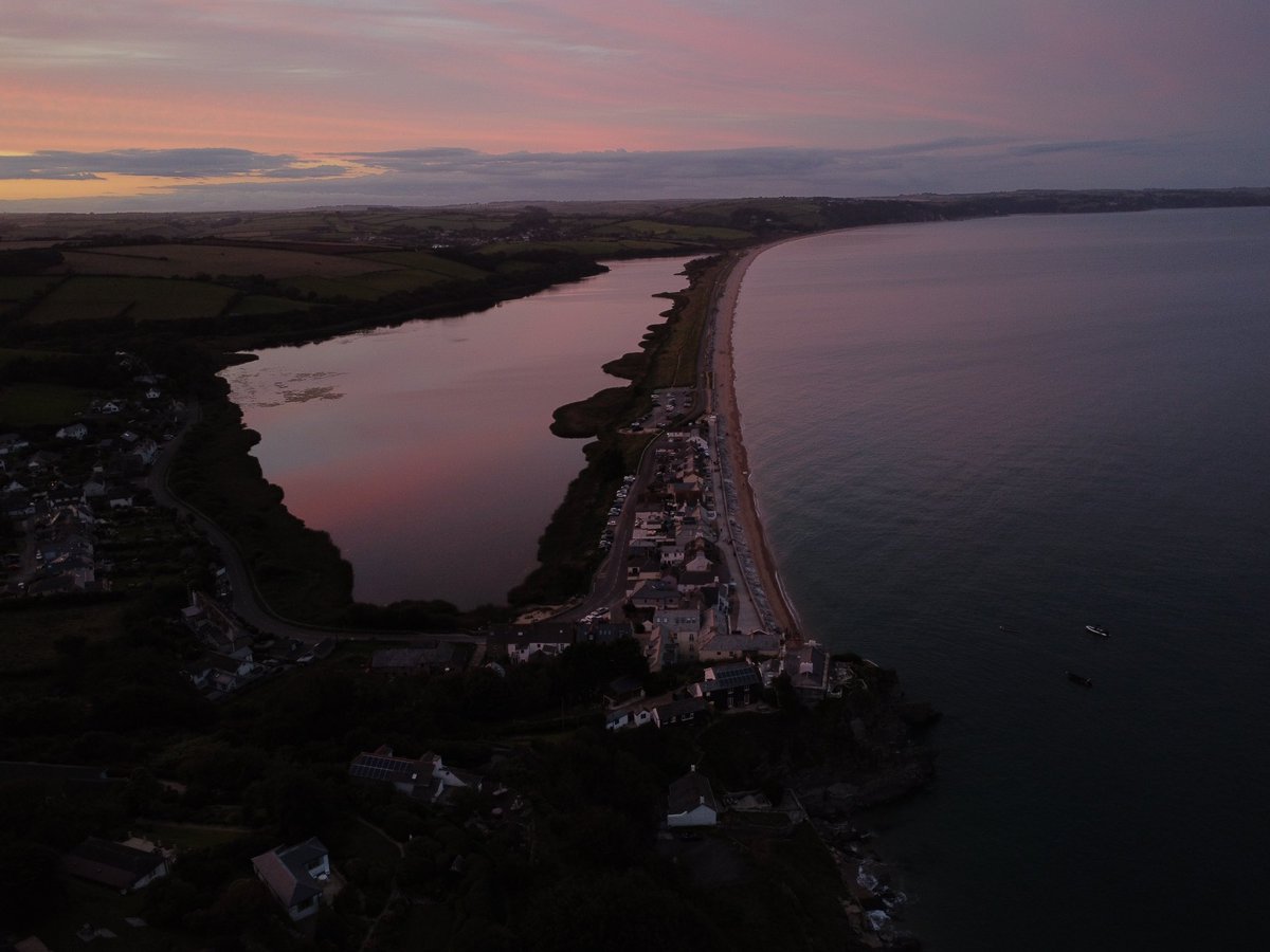 StartBayInn's tweet photo. Just wow what stunning #sunset shots taken by @Windyweaver 📸⁣
⁣
Thanks for tagging us, we love seeing beautiful #drone photos of #Torcross and the bay. Also looking across #TheLey from the ground ♥️⁣
⁣
⁣#BeautifulColours #SlaptonLey #NatureReserve #Sea #Beach #StartBay https://t.co/hTjTUkexen