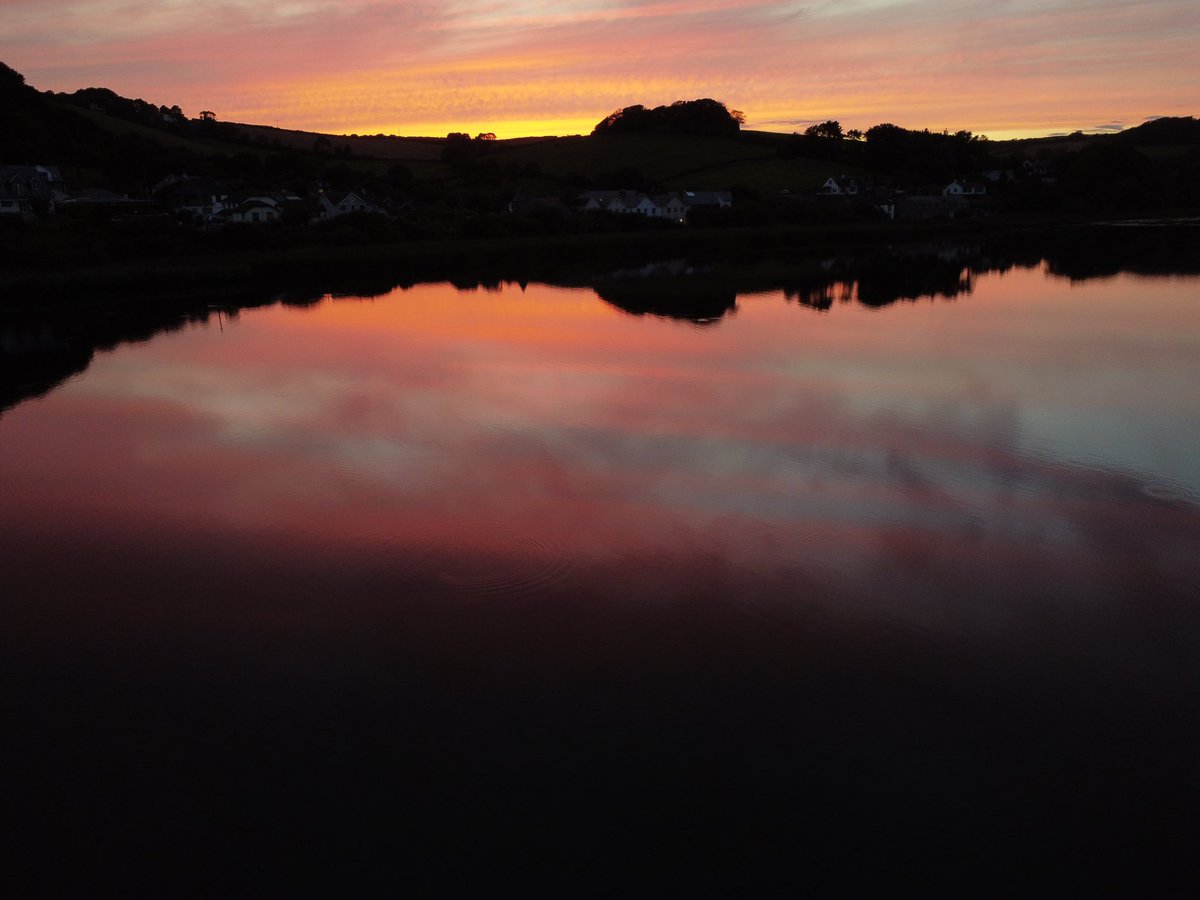 StartBayInn's tweet photo. Just wow what stunning #sunset shots taken by @Windyweaver 📸⁣
⁣
Thanks for tagging us, we love seeing beautiful #drone photos of #Torcross and the bay. Also looking across #TheLey from the ground ♥️⁣
⁣
⁣#BeautifulColours #SlaptonLey #NatureReserve #Sea #Beach #StartBay https://t.co/hTjTUkexen