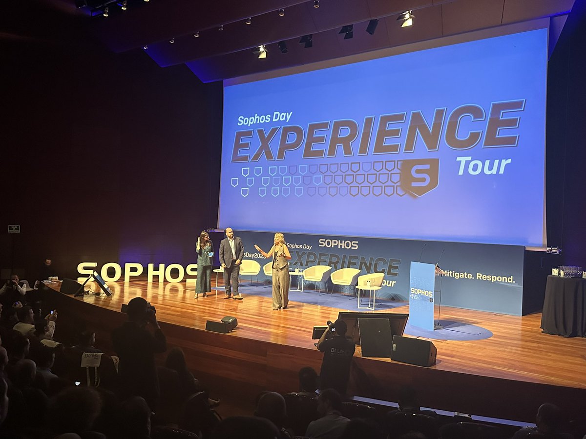 Cierre de evento con <a href="/_RuthVelasco_/">Ruth Velasco</a> <a href="/annsensi/">Anna Sensi Ortega</a> y <a href="/casaresfesp/">Fernando Casares</a>. Muchas gracias a los más de 400 asistentes ¡Hasta el ano que viene! #SophosDay2023