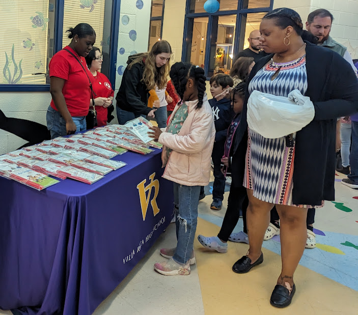 VillaRicaHigh's tweet image. Members of the VRHS Chick-Fil-A Leader Academy visited Ithica Elem's Literacy Night to pass out books as part of the Million Book Giveaway.  We're thankful for the opportunity to get out and serve our future Wildcats!
#WeAreVR #WeAreIT #ChickFilALeaderAcademy #ImactThroughAction