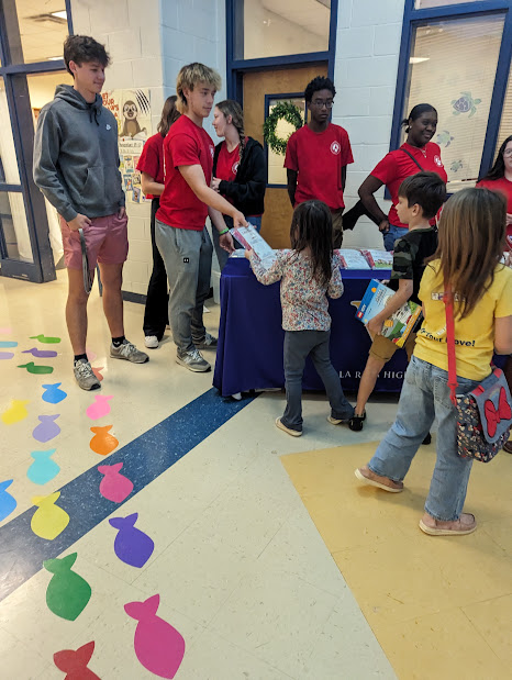 VillaRicaHigh's tweet image. Members of the VRHS Chick-Fil-A Leader Academy visited Ithica Elem's Literacy Night to pass out books as part of the Million Book Giveaway.  We're thankful for the opportunity to get out and serve our future Wildcats!
#WeAreVR #WeAreIT #ChickFilALeaderAcademy #ImactThroughAction