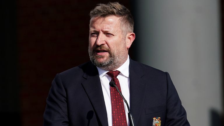 _notsoccer's tweet photo. 🗞️ Está acontecendo, Red Devils

👹 Mês passado, o @TheAthleticFC noticiou que o atual CEO do Manchester United, Richard Arnold, não permaneceria em caso de vitória da INEOS na briga pelo clube.

Pois foi confirmado, hoje, que Arnold deixará o United ao final do ano.

Sir Jim Ratcliffe deve ter sua proposta aceita em breve e já deve tomar as rédeas das decisões esportivas do clube. A saída de Richard Arnold já é um início de reestruturação.

Patrick Stewart é quem assume a vaga de Arnold e o papel dele é preparar terreno pro CEO permanente, que ainda será definido.

Jean-Claude Blanc, ex-CEO da Juventus e ex-funcionário de alto escalão também no Paris Saint-Germain, foi contratado pela INEOS pra supervisionar todo o portfólio esportivo da empresa de Sir Jim Ratcliffe. Blanc é cotado pra assumir o cargo de chefia esportiva no Manchester United, em função permanente.

É o @TheAthletic que nos informa de tudo isso.