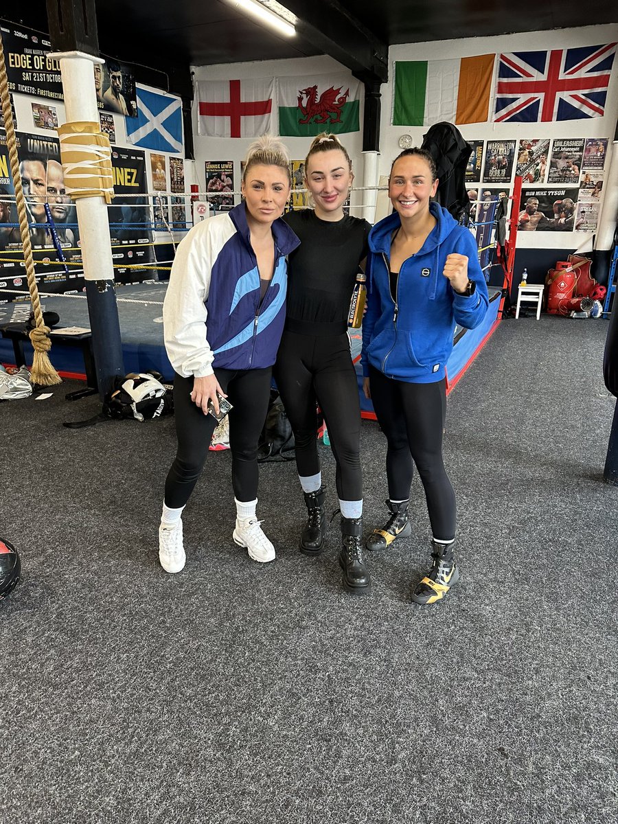 krysztal_'s tweet photo. A few good rounds in the morning with Shannon Courtenay 🏴󠁧󠁢󠁥󠁮󠁧󠁿 and Jaśminka Zapotoczna 🇵🇱. #batley #boxinggirl #goodmorning #proboks #team #cristal #uk #England #polishgirl https://t.co/Y4K4E9XxAy