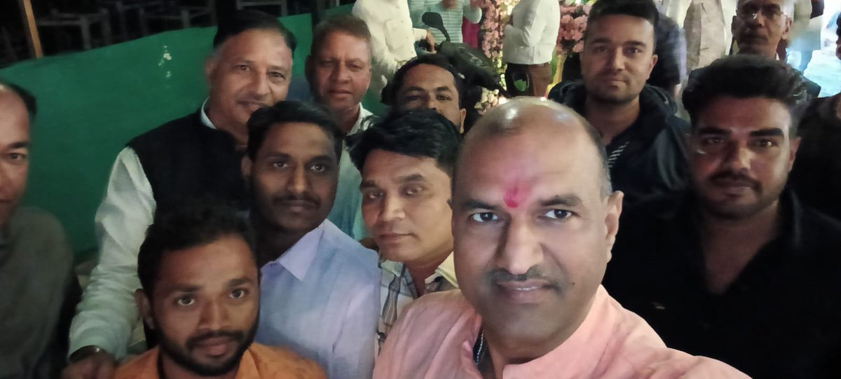 ishu_tank's tweet photo. बांसवाड़ा के संघर्षशील #CHA साथियों ने @BJP4Rajasthan प्रदेशाध्यक्ष @cpjoshiBJP जी से मिले । उन्होंने कहा कि आपको पुनः नौकरी का वादा BJP कर रही है।

अगर बीजेपी ये घोषणा करे की cha को सेवा बहाली होगी तो bjp के खाते में 25 लाख वोट ज्यादा आयेंगे। ये हमारा वादा है आपसे। https://t.co/VM4dP3Z8qU