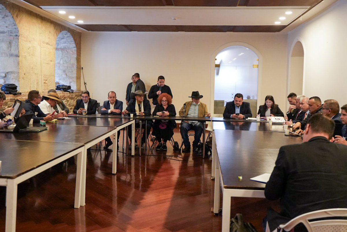 Omar_Comunes's tweet photo. Las dificultades que enfrenta el gremio de transportadores a nivel nacional afectan de diversas maneras a la población en general. Por ello como bancada @ComunesCoL, es crucial escuchar sus inquietudes y promover iniciativas que canalicen los esfuerzos del gobierno hacia el mejoramiento de su bienestar.
