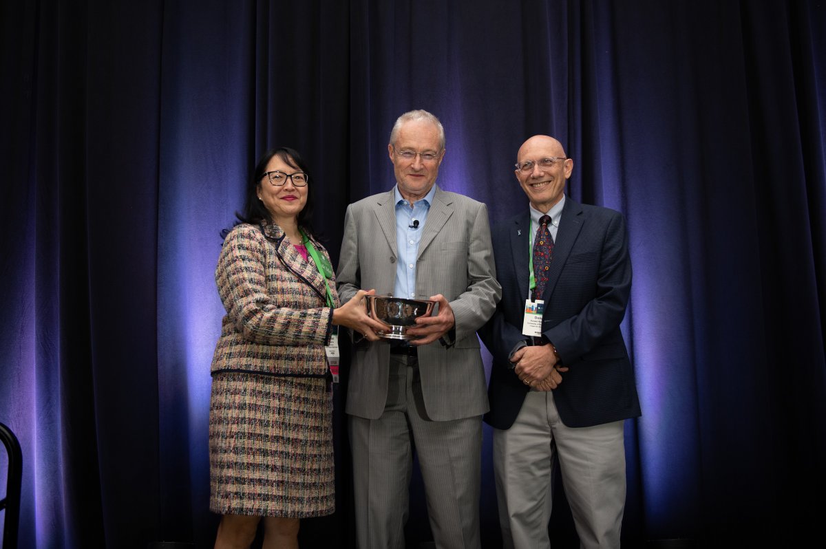 Congratulations to Professor Michael Sharpe, Consultant Psychiatrist in the OUH Psychological Medicine service. He has been presented with the highly prestigious Hackett Award by the Academy of Consultation-Liaison Psychiatry at their annual meeting in Austin, Texas.
