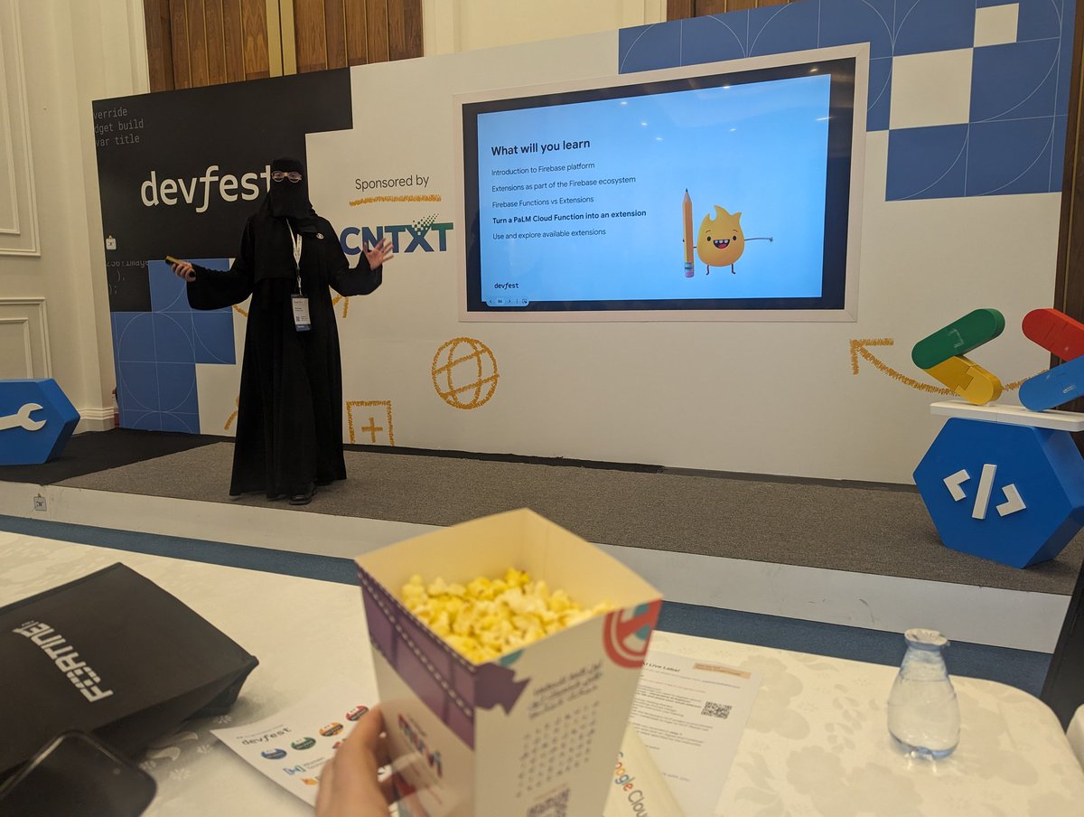 Talking about @firebase extensions Watching the brilliant @pr_Mais live 🍿