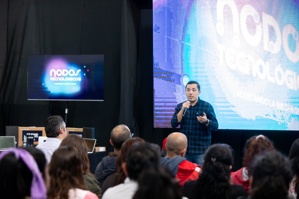 GonzaFerro's tweet photo. Un paso hacia adelante en la agenda tecnológica y del conocimiento en Río Grande.

27 nuevas instituciones de la ciudad recibieron equipamiento y se sumaron a la red municipal de Nodos de Inclusión Tecnológica.

Nuevos espacios de aprendizaje vinculados a la tecnología. https://t.co/j5KywUFP5O